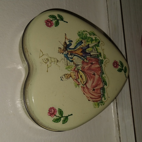 Vintage Designed by Daher Heart Tin & Pair Of 1985 Mrs. Grossman's Paper Co Tins - Picture 3 of 6